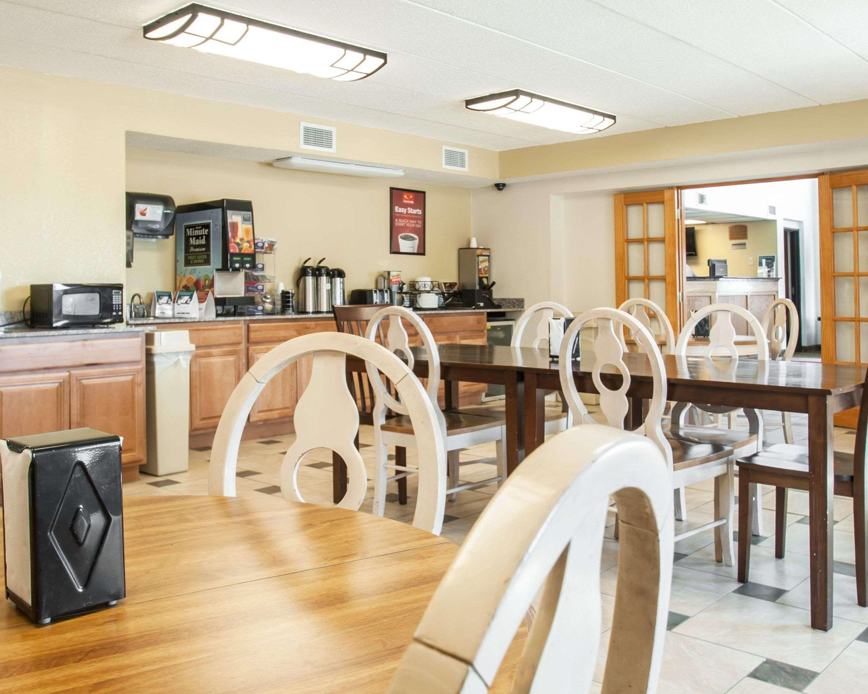 Econo Lodge Kansas City Downtown North Bagian luar foto